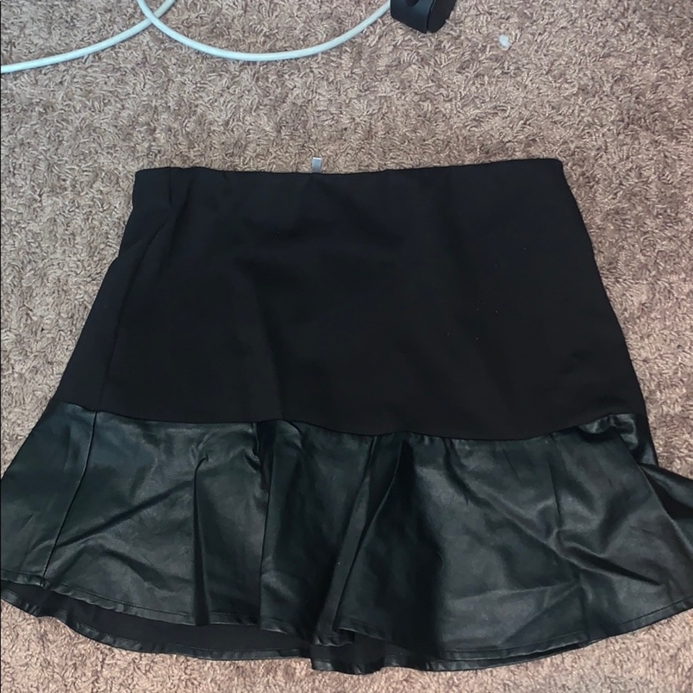 Mini skirt w faux leather on the end